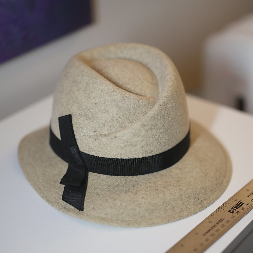 Vintage light wool hat with brim